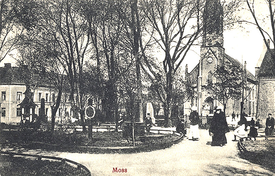 Kirkeparken slik den så ut cirka 1903, med gravstøttene på plass. Etter 1948 ble gravstedene flyttet til kirkens øst- og nordside. Postkortfoto / fotograf ukjent