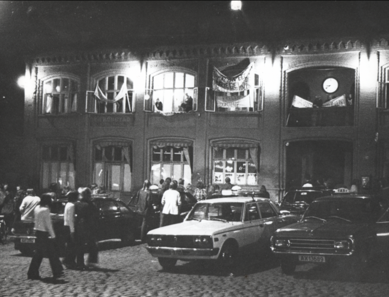 Fil:Okkupasjonen av Basarbygningen 1972.png
