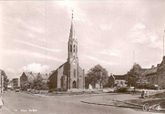 Moss kirke langs med Dronningens gate og Kirkegata i 1947, med den gamle politistasjonen til høyre i bildet. Postkortfoto / fotograf ukjent