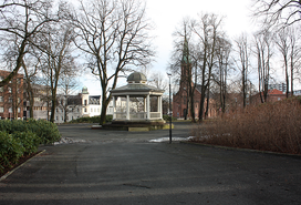 Kirkeparken i Moss med Musikkpaviljongen i midten en snøfattig februardag i 2014. Fotograf: Bjørn Wisth