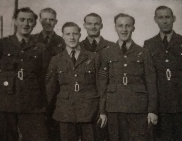 Fil:MAYNARD hele mannskapet i PB134 crop.jpg