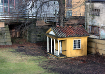 Det gule lekehuset til Nini Peterson (1903-1996) står fortsatt (2014) bevart på eiendommen. Men utsikten og hagen er kanskje ikke like vakker som den gang. Fotograf: Bjørn Wisth