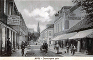 Dronningens gate rett etter 1900. Vi ser kjente forretninger som Frisenfeldt til venstre og gullsmed Bøhm på høyre side. Postkortmotiv / fotograf ukjent