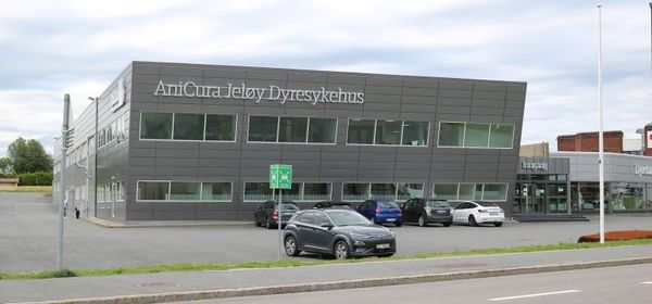 Jeløy Dyreklinikk ved Ryggeveien. (2020) Foto JK.