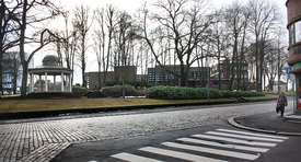 Et noe annerledes Kirkeparken sett fra Dronningens gate mot sør. Til venstre skimtes noe av Kirkegata 14, deretter Musikkpaviljongen og Rådhuset (bak parken). Fotograf: Bjørn Wisth