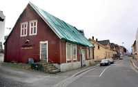 Denne delen av Skoggata på sørsida står for fall til fordel for nye boliger. Men i mars 2014 står fortsatt disse tre husene nærmest Skoggata 2. Fotograf: Bjørn Wisth