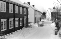 De tidligere arbeiderboligene til Moss Glasværk på foto fra vinteren 1985. Bildekilde: Moss Dagblads arkiv / Moss by- og industrimuseum / Fotograf ukjent