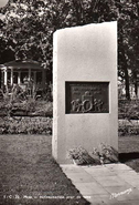 Minnesteinen over de falne kom på plass i 1949 på nordre hjørne av Kirkeparken ved krysset Kirkegata og Dronningens gate. Musikkpaviljongen i bakgrunnen. Postkortfoto / Normann foto, cirka 1957.