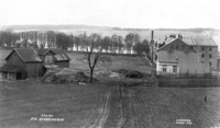 Helly Hansen slik bedriften så ut på Skarmyra cirka 1909. Til venstre den gamle låvebygningen som senere ble revet. Fotokilde: Moss Ættehistorielag kalender. Fotograf: Gustav Lindman