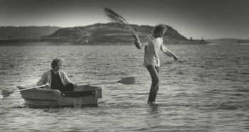 Star Hagen demonstrerer sitt vannnummer ved Jeløya i 1982. Foto: Moss Historielag.