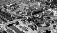 Moss Glasværk på Jeløy slik den så ut fra lufta cirka 1980. Moss Dagblads arkiv / Moss by- og industrimuseum. Fotograf: Bjørn Wisth