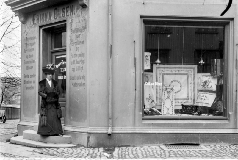 Fil:Erikka Olsen Ibsens gate 1912.png