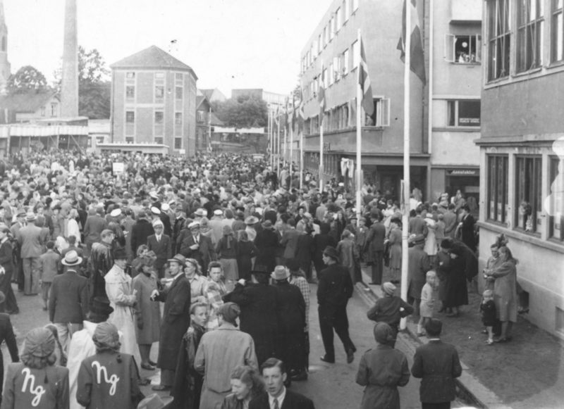 Fil:Mossedagene 1947 folkemengde.png