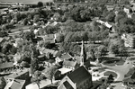 Thorneløkka på 1950-tallet sett mot vest og Jeløy. Vi skimter rådhuset Breidablikk mellom trærne og dessuten de gamle tyskerbrakkene t.h. på løkka. Postkortfoto (utsnitt): Widerøe