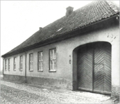 Chrystiegården, Storgata 20 med den gamle porten og brostensgate (fram til 1955). Bildet er fra cirka 1905/1915. Fotograf: ukjent